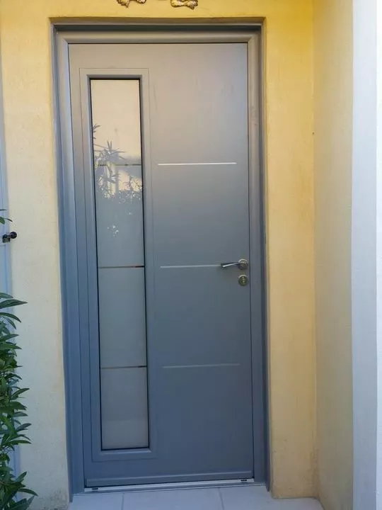 Fourniture et pose d'une porte d'entrée en PVC à Cannes à Pegomas