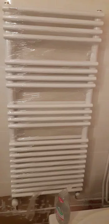 Installation d'un radiateur sèche serviette dans une salle de bains à Lyon à Lyon 2ème