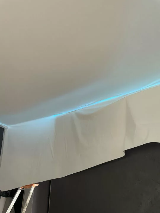 Réalisation d’un plafond tendu rétro éclairé avec un bandeau led à SAINT MARTIN DU VAR
